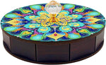 Diamond painting skrin med mandala i blå, grønne og gyldne farver.
