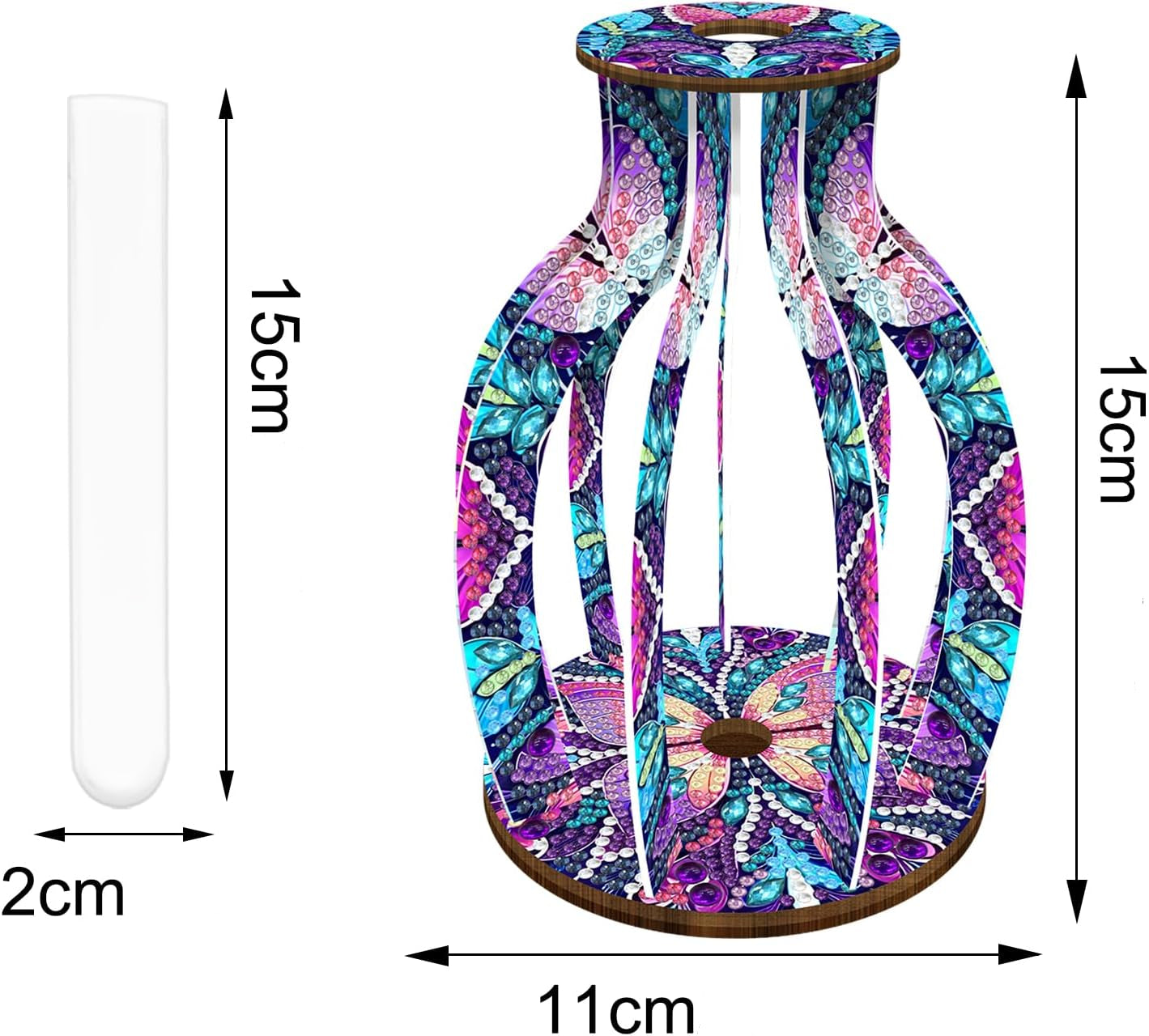 Diamond painting vase med glascylinder. Mandalamønster i lilla, blå og pink.
Mål: 11x15 cm - cylinder 2 cm.