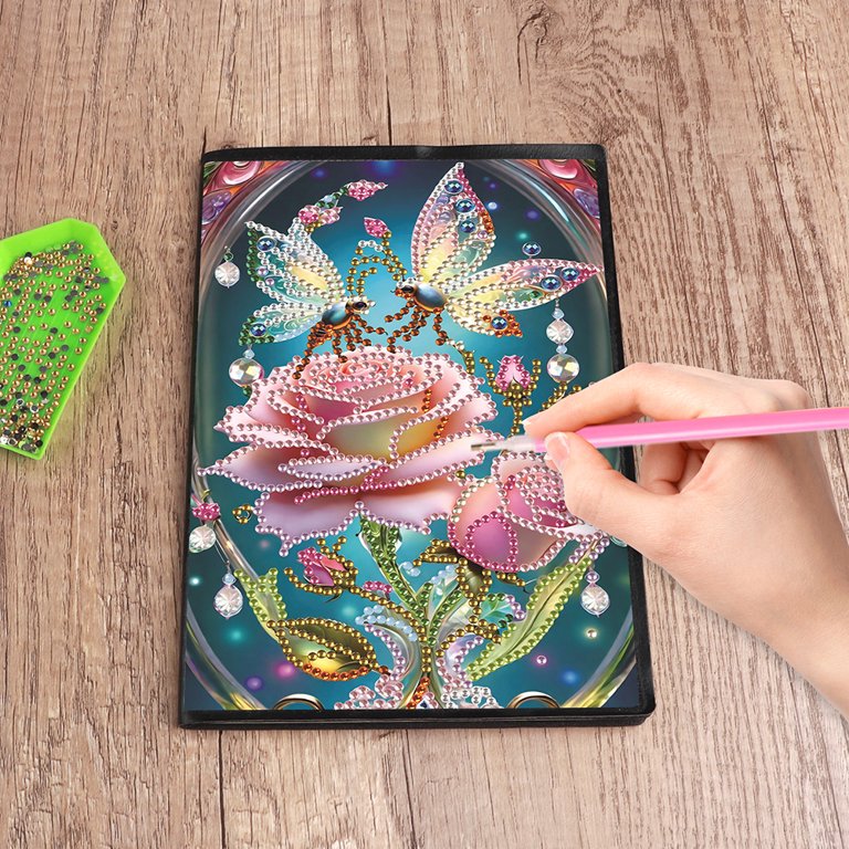 Diamond art notesbog med lyserøde roser og insekter.