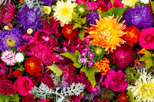 Diamond paint af farverig blomsterbuket set ovenfra.
Lyserøde, lilla og gule blomster.