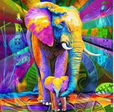Diamond paint af en farverig og abstrakt elefant med dens unge beskyttet bag snablen.