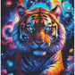 Farverigt diamond painting af en tiger med intense grønne øjne omgivet af eventyrlige omgivelser. Ab-sten.