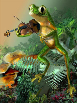 Diamond paint af en grøn frø, der spiller violin. Bregner og svampe i baggrunden.