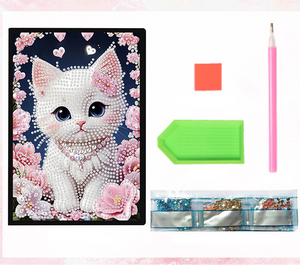 Indhold i diamond painting notesbogkit. Hvid kat med rosa blomster.