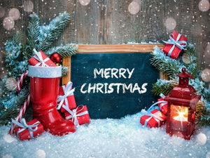 Diamond paint med Merry Christmas skilt omgivet af sne, gran og julegaver.