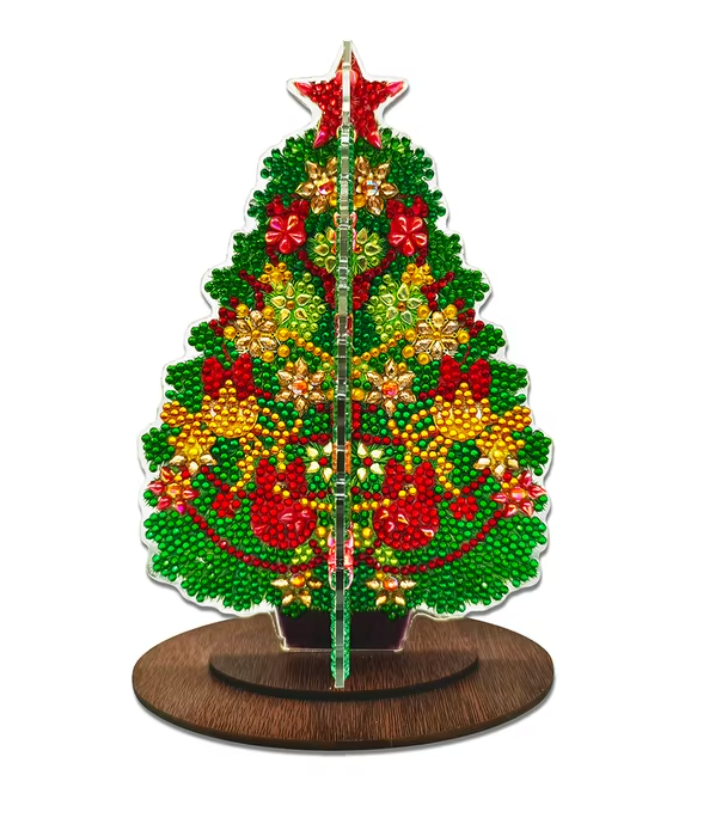 Diamond painting juleornament med juletræ på træstander. Pyntet med røde og gule kugler og rød stjerne på toppen.