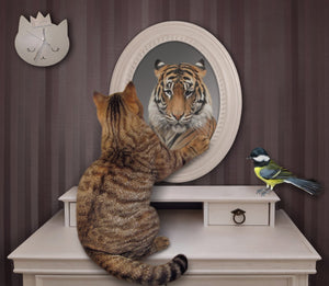 Diamond paint af kat, der ser sig selv som tiger i spejlet.
Katten sidder på hvidt armour.