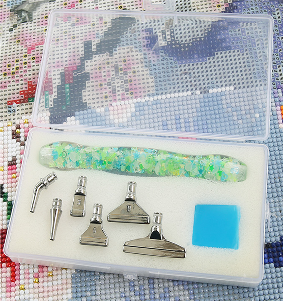 Diamond painting pen med forskellige metaltipper.
Grøn og flourescerende.