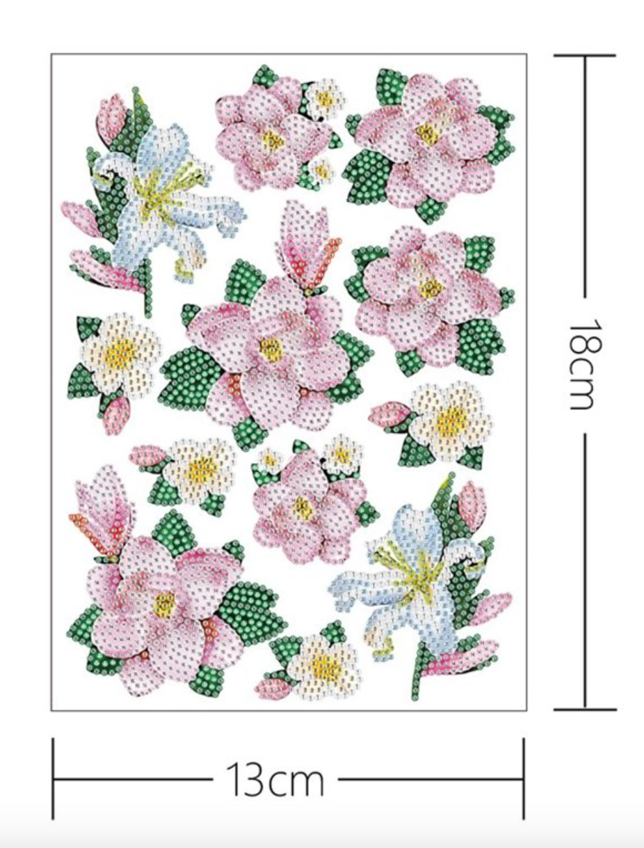 Diamond paint med lyserøde blomster og sommerfugle. Mål på ark: 13x18 cm.