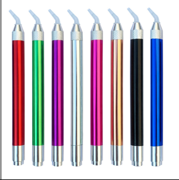 Penne med skrå tip til diamond painting. Metalpenne med lys i tippen i 8 forskellige farver; rød, grøn, lilla, sølv, lyserød, guld, sort og blå.