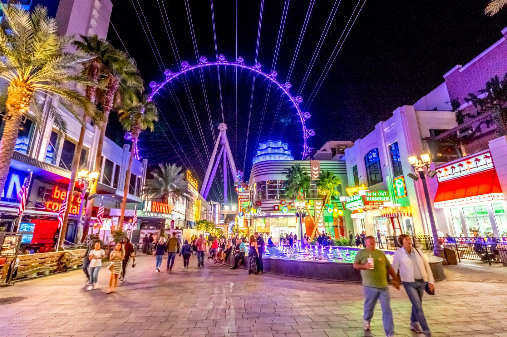 Diamond paint af The Strip i Las Vegas. Det er mørkt med pariserhjul i baggrunden og oplyste forretninger.