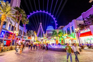 Diamond paint af The Strip i Las Vegas. Det er mørkt med pariserhjul i baggrunden og oplyste forretninger.
