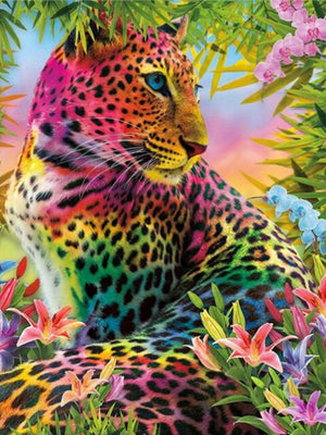 Diamond paint af leopard i farverige abstrakte farver. Den er omgivet af blomster.