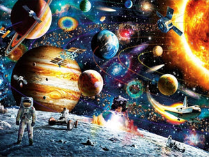 Diamond paint af et energisk månelandskab. Astronauter, planeter, satelitter og fartøjer overalt.