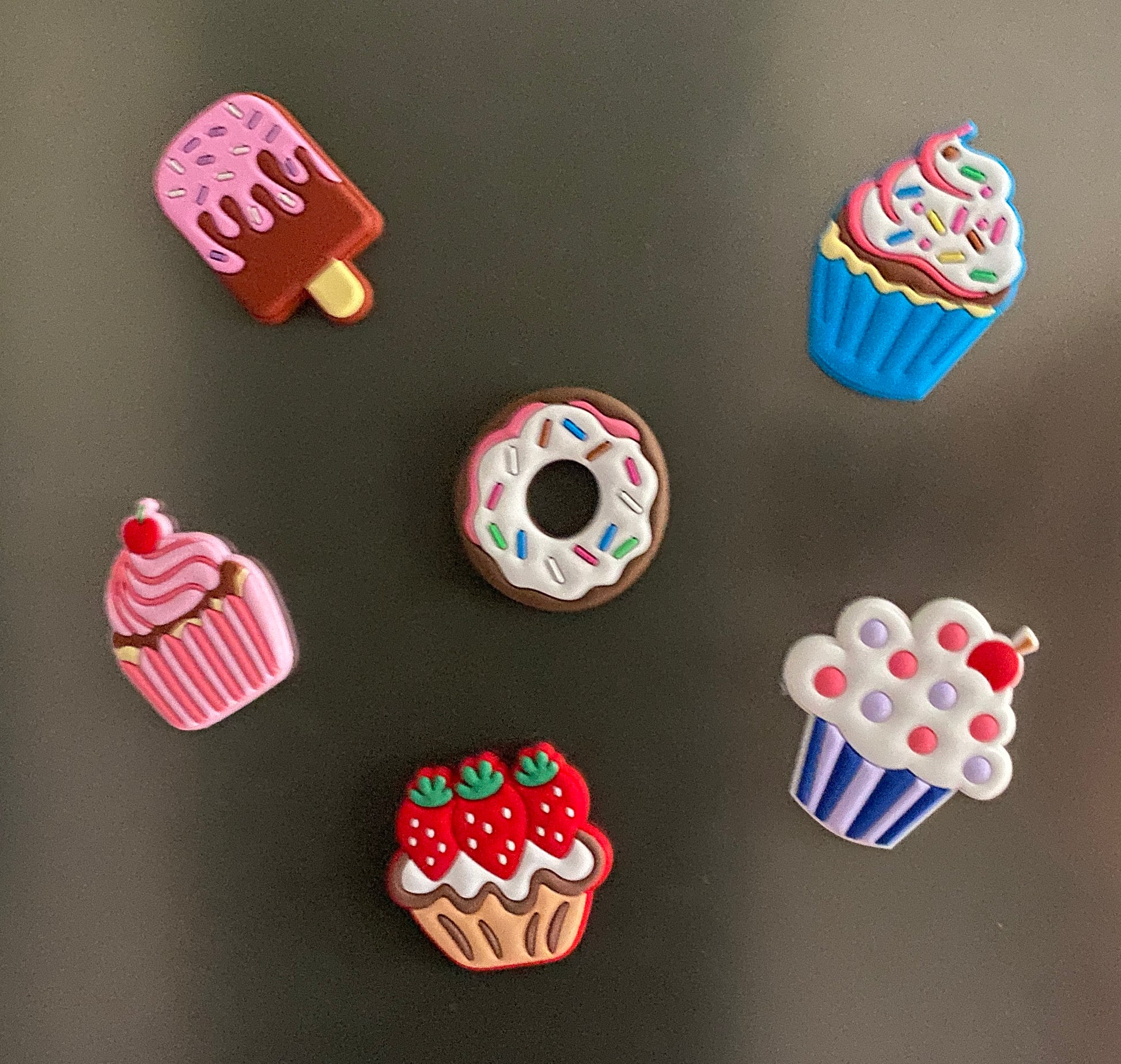 Magneter til pynt. 6 forskellige motiver: Doughnut, ispind og cupcakes.
