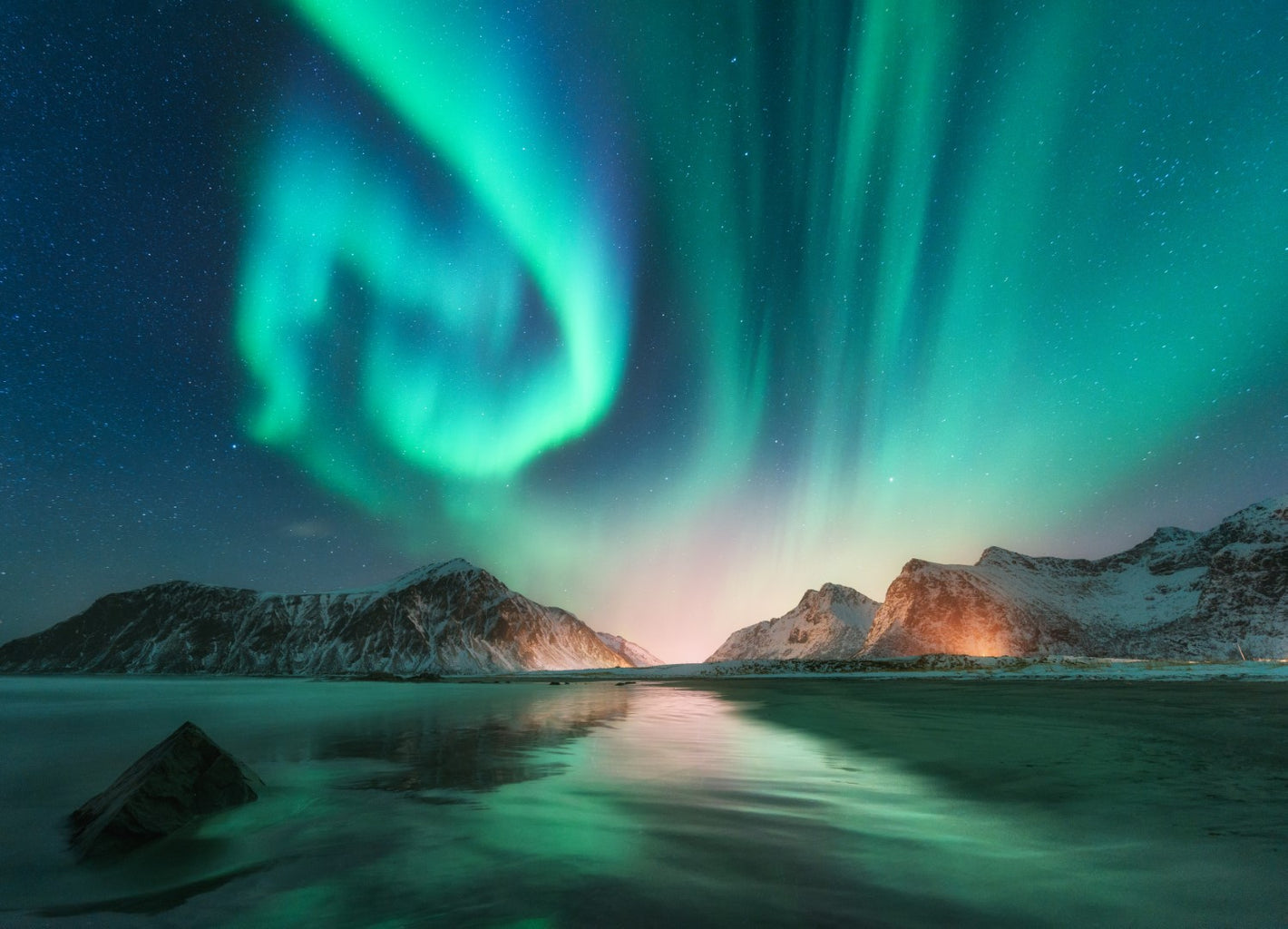 Diamond paint med nordlys over sneklædte bjerge med havet i forgrunden.
Blå og grønne nuancer.