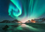 Diamond paint med nordlys over sneklædte bjerge med havet i forgrunden.
Blå og grønne nuancer.