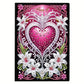 Diamond art notesbog med pink hjerte omgivet af hvide liljer og masser af glimmer.