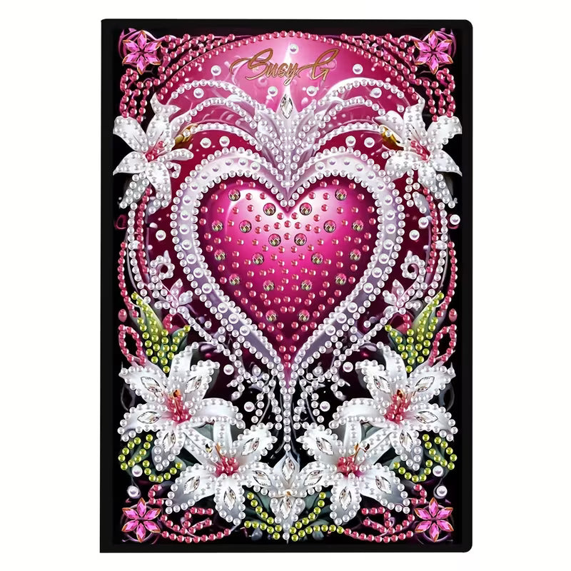 Diamond art notesbog med pink hjerte omgivet af hvide liljer og masser af glimmer.