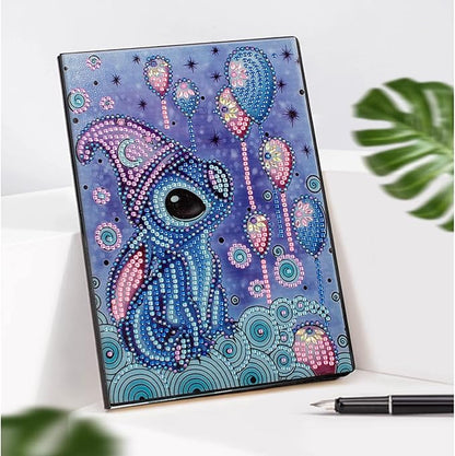 Diamond painting notesbog med Stitch i ført nathue og omgivet af balloner. Blå og lilla nuancer.