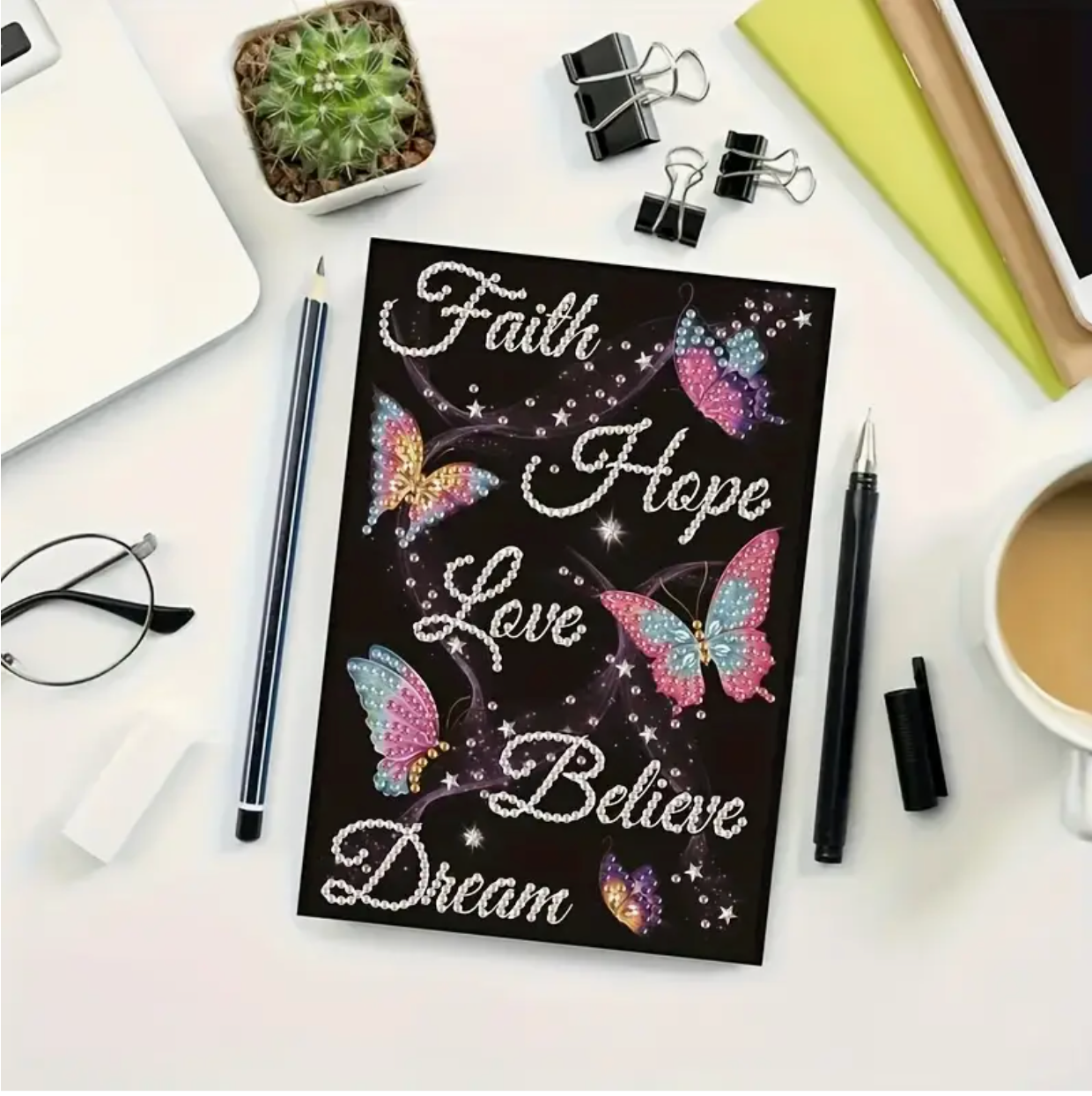 Notesbog pyntet med diamanter - Faith, Hope, Love, Believe og Dream.