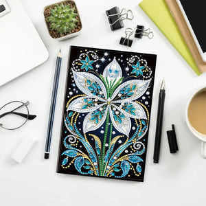 Notesbog med blomst i kølige farver. Diamond painting. Blanke sider.