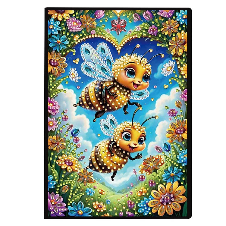 Diamond art notesbog med blomster og bier på forsiden. Farverig og glimtende.