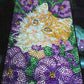 Notesbog med kat omgivet af lilla blomster. Diamond paint.