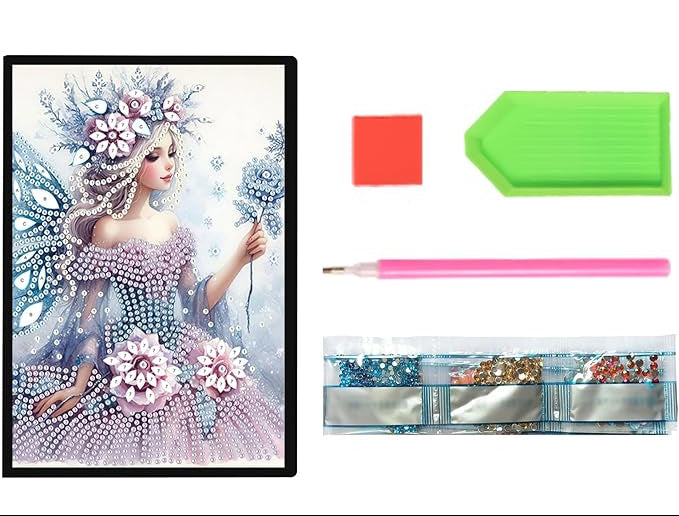 Indhold i Diamond painting notesbogskit. Perler, Voks, Bakke, Pen og Notesbog med fe.