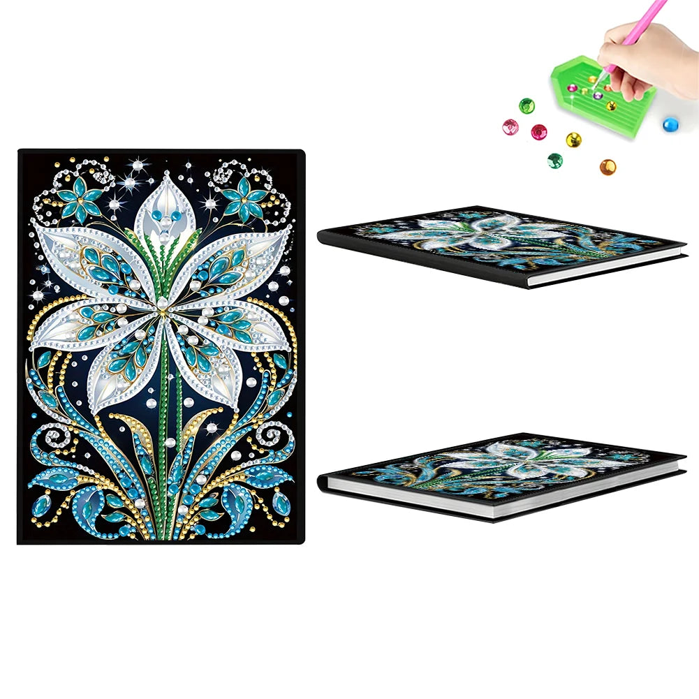 Diamond art notesbog med blomst i kolde farver på forsiden.
