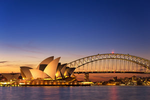 Diamond paint af operahuset i Sydney taget i en aftenstund. Oplyst med bro og skyline i baggrunden.