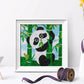 Diamond paint billede med panda i bambusskov i hvid ramme.