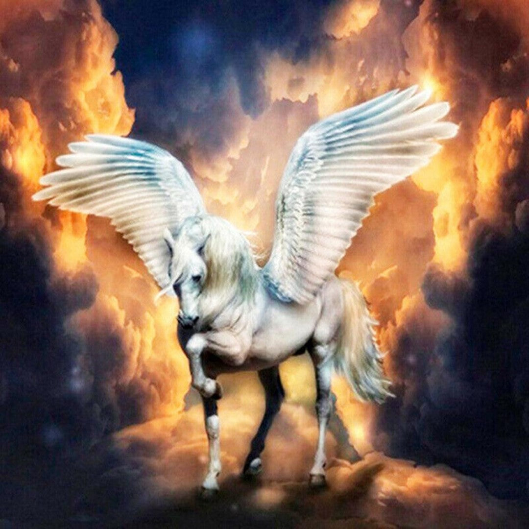 Diamond paint af hesten Pegasus omgivet af orange skyer på mørk baggrund.
