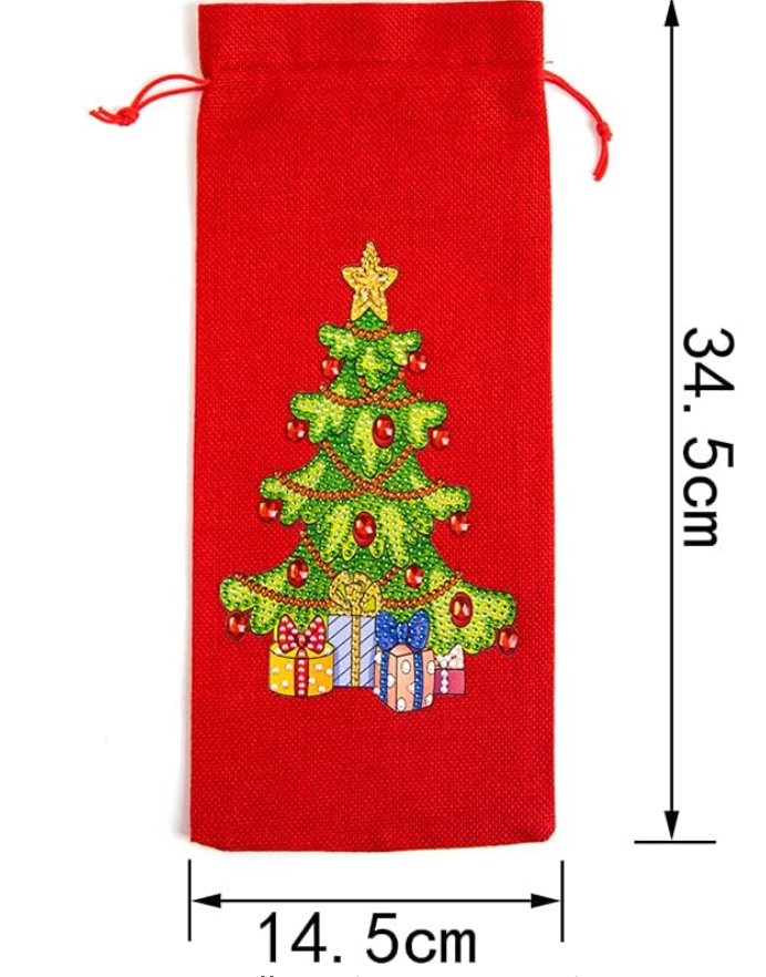 Diamond painting stofpose i rød med juletræ og gaver på. Måler: 14,5X34,5 cm.