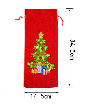 Rød flaskeskjuler i stof med diamond paint. Motiv af pyntet juletræ med gaver under.
Mål: 14,5x34,5 cm