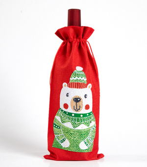 Rød flaskeskjuler med diamond paint. Motiv af bamse med hue og striktrøje.
