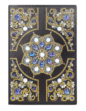 Anteckningsbok med vackert stjärnmönster med gyllene och blå stenar