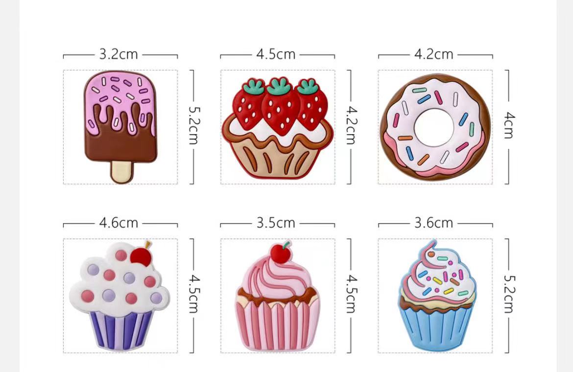 Magneter til pynt. 6 forskellige motiver: Doughnut, ispind og cupcakes.
Måler omkring 3,5x5 cm.