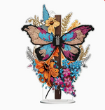 Diamond paint figur med sommerfugl og blandede blomster. På fod.