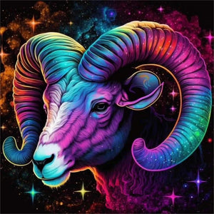 Diamond paint af stjernetegnet Vædderen. Farverig vædder med store horn på sort baggrund.