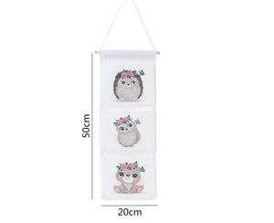 Hvidt stofophæng med 3 lommer. Dekoreret med 3 forskellige dyr med diamond paint.
Måler 50x20 cm.