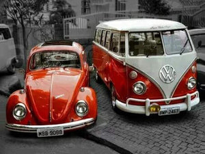 Diamond paint af to rød/hvide folkevogne - En boble og et rugbrød. Sort/hvid baggrund.