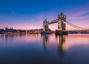 Diamond paint af Tower Bridge i London. Aftenbelysning og refleksion i vandet.