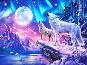 Diamond paint af 2 ulve der hyler mod fuldmånen omgivet af bjerge og nordlys. Lyserøde og blå farvetoner.