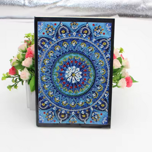 Anteckningsbok med vacker mandala i blå och gula nyanser