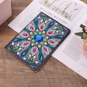 Anteckningsbok med mandalamönster med stor blå diamant