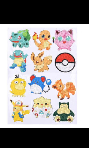 12 forskellige diamond paint klistermærker med Pokemons.
Blandt andet Pikachu, Bulbasaur og pokeball.